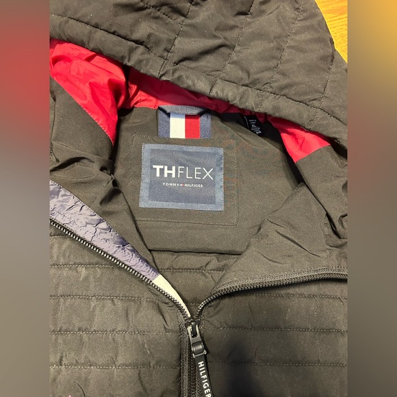 Tommy Hilfiger Men's Charcoal Puffer Jacket with Red Accents - Picture 4 of 7